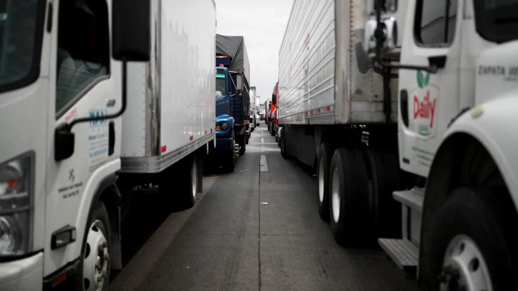 Kamiony na dálnici
