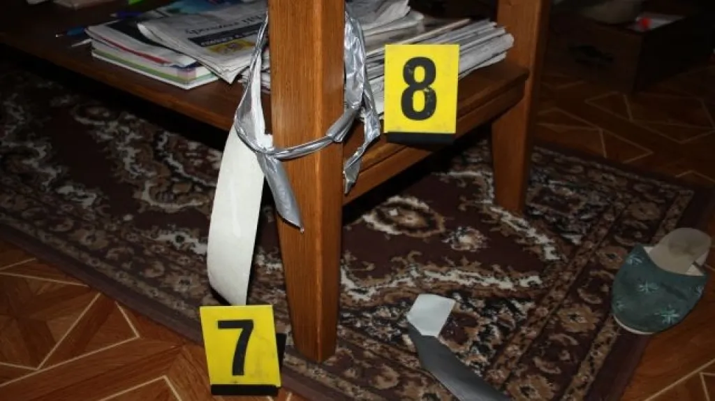 Žena byla připoutána ke stolu