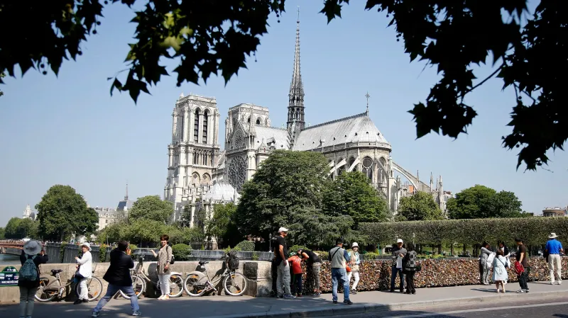 Pařížská katedrála Notre-Dame poničená požárem