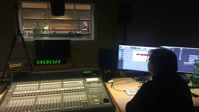 Z natáčení Backgroundu ČT24 s Lenkou Kabrhelovou