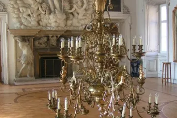 Zpestření prohlídky na zámku v Libochovicích - barokní lustr „na dosah“