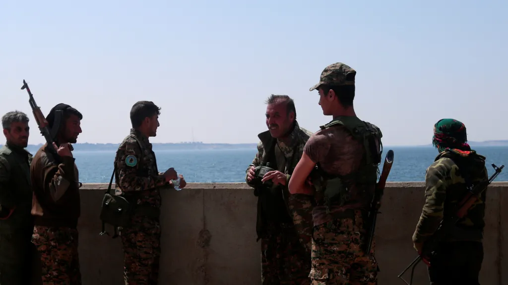 Jednotky SDF na jednom z břehů přehrady