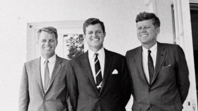 Bratři Robert, Edward a John Kennedyovi