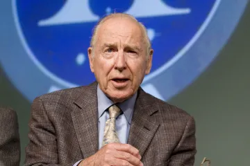 Zemřel kapitán letu Apollo 13 James Lovell