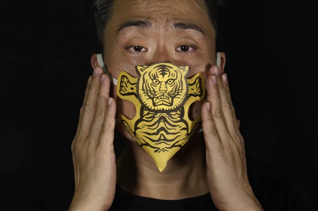 Politické masky Edmonda Koka symbolizují problémy, které řeší Hongkong a Čína