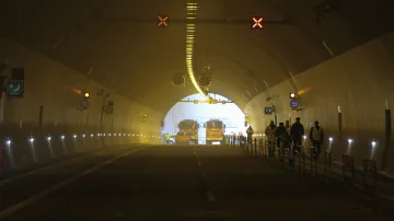 Hasiči a záchranáři trénovali v tunelu D8