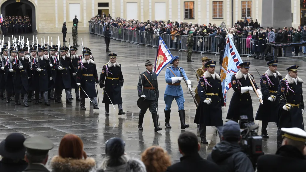 Slavnostní nástup ke 100 letům Hradní stráže