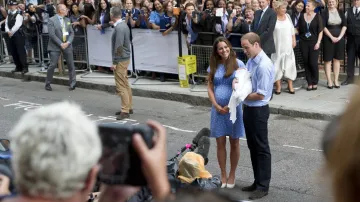 Kate a William poprvé ukazují syna veřejnosti