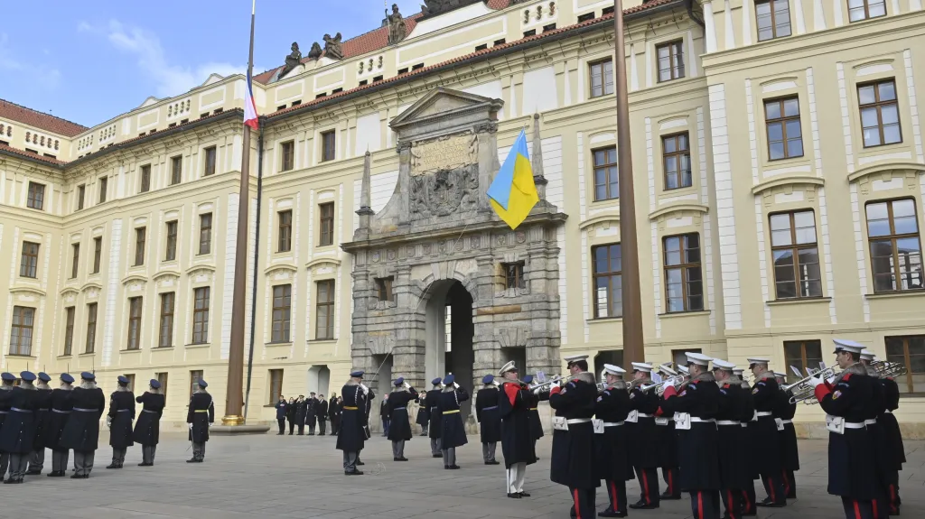 Slavnostní střídání stráží, při kterém vojáci na Pražském hradě vyvěsili ukrajinskou vlajku