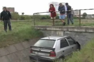 Ukradené auto skončilo v odvodňovacím kanále