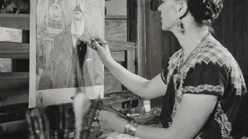 Frida maluje portrét svého otce, Gisèle Freund, 1951