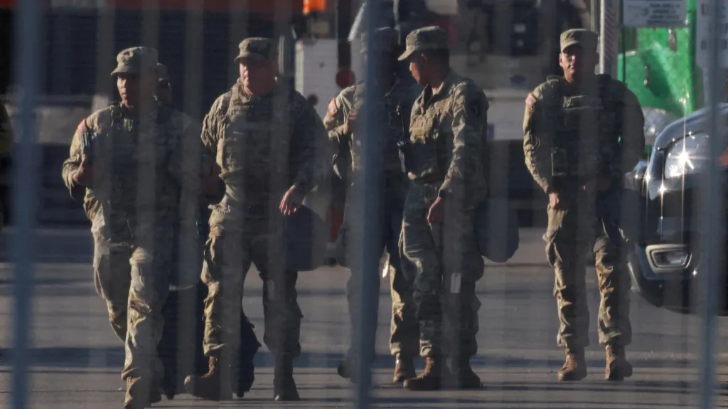 Členové Národní gardy v Chicagu