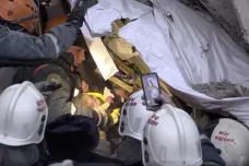 Záchranáři objevili v troskách domu v Magnitogorsku zraněné batole, mrtvých osob je už devět