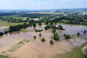 Vodou nasáklá půda ztěžuje práci zemědělcům. Obilí lehlo a brambory hnijí