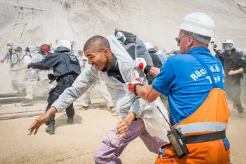 Fotografie v kategoriích „Reportáž a Aktualita“ na Czech Press Photo 2019 nahlíží na turisty v Adršpachu a svatbu chasidských židů