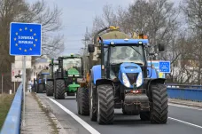 S traktory vyjeli na silnice nespokojení zemědělci také na Slovensku. K protestům se připojili i v Polsku či Maďarsku