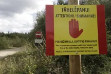 Estonsko staví plot na hranici s Ruskem. Vztyčilo první kilometr