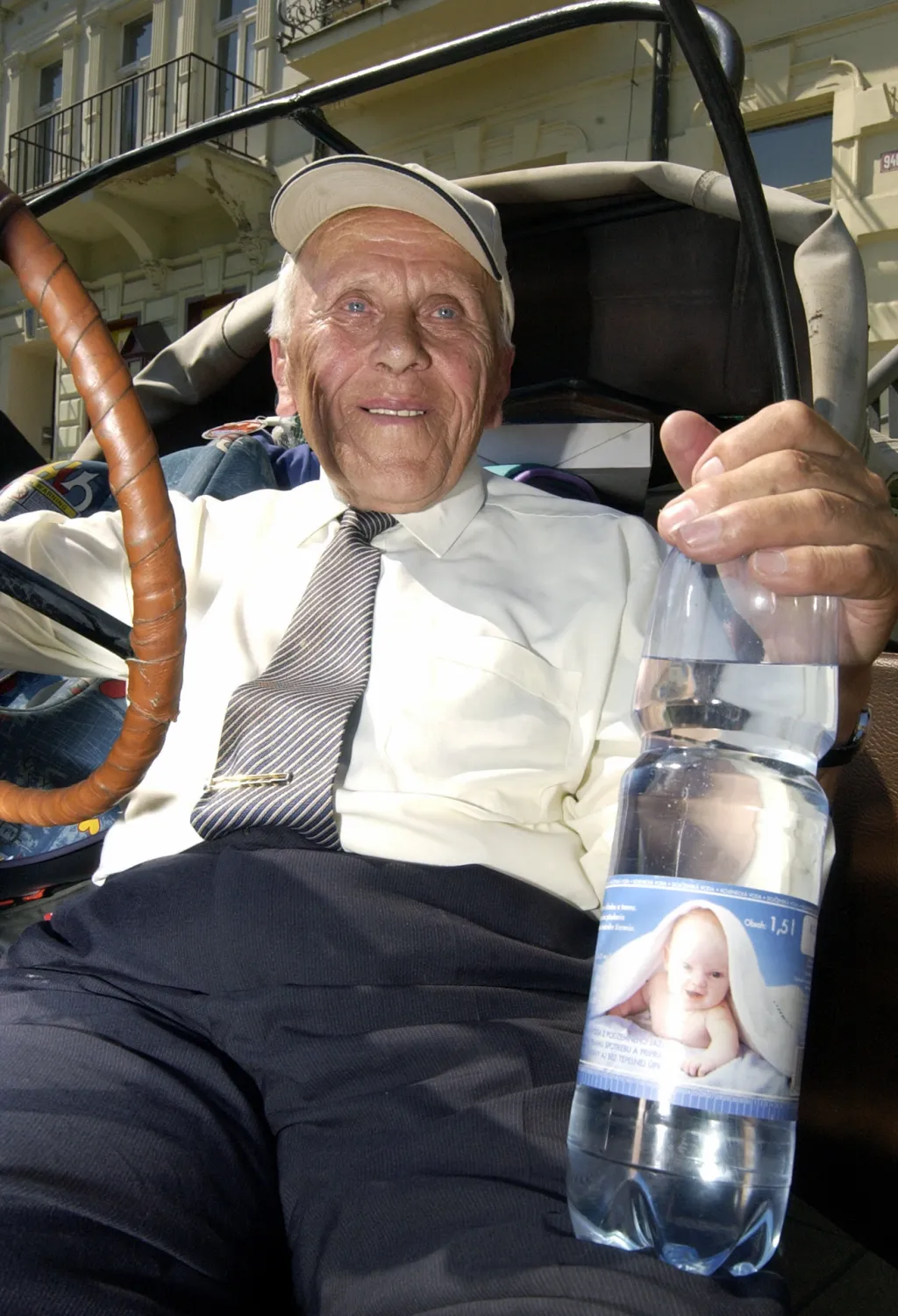 První malou sérii tříkolek Oskar vyrobili bratři Stránští (na fotografii je Mojmír Stránský v roce 2005) v roce 1945. Při její stavbě použili různé motory - stopadesátku „čezetu“, dvěstěpadesátku Jawa, a dokonce i původně stacionární motor o objemu 300 ccm