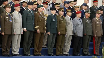 Petr Pavel (druhý zleva) na setkání generálů NATO ve Vilniusu