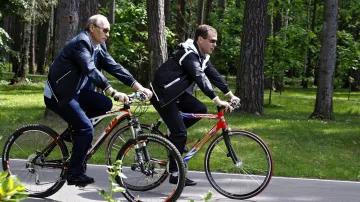 Putin s Medvěděvem na kolech