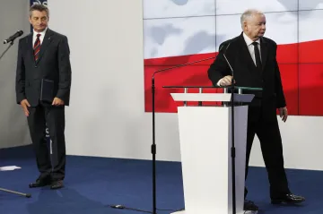 „Air Kuchciński“. Šéf polského parlamentu, který vozil vládními letadly příbuzné, odstoupil