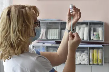 Kdo bude očkován proti covidu, ať se vyhne karanténě, doporučili ministerští epidemiologové