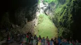 Punkevní jeskyně byly pro veřejnost otevřeny v červenci 1933. Chráněná krajinná oblast Moravský kras soustřeďuje na ploše necelých 100 km2 téměř všechny krasové jevy v klasické formě. Pohled ze dna propasti Macocha