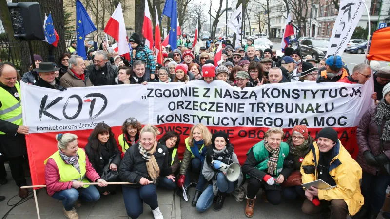 Protivládní protesty před sídlem ústavního soudu