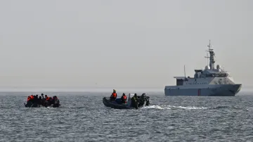 Skupina migrantů na palubě přeplněného nafukovacího člunu, 23. května 2026