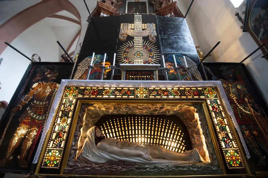 „Až do první světové války se jich vyrábělo velké množství, posílaly se i do zámoří, do Jižní Ameriky. V Čechách a sousedních zemích zůstaly jednotlivé kusy,“ uvedl historik a kronikář Jan Šimánek. Mezi lety 1846 až 1914 vzniklo asi tisíc hrobů. Nyní je v Česku kolem deseti těchto hrobů. V Rakousku se jich dochovalo asi pět, v Německu tři. Známé jsou hroby ve Vatikánu a Kartágu