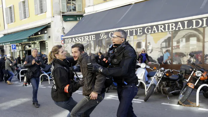 Jeden z demonstrantů zadržených během protestů v Nice