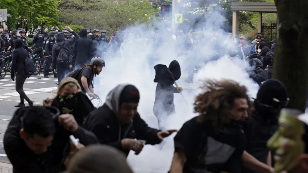 Násilnosti při prvomájové demonstraci v Seattlu