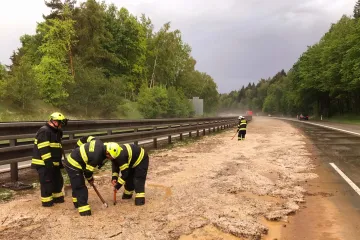 Bouřky dorazily do Česka. Voda s bahnem zaplavila část dálnice D1