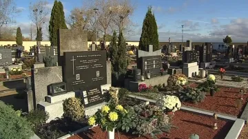 Díky ochotným kameníkům je už dnes hřbitov opravený