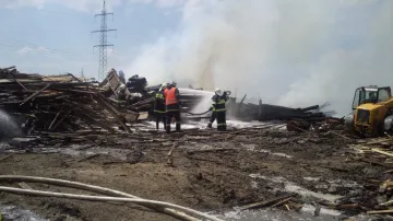 Požár železničních pražců v Újezdu u Brna