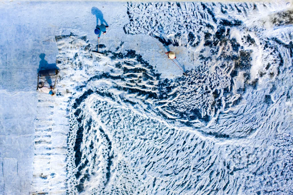 Letecká fotografie ukazuje na významnou oblast v produkci soli, kterou je Can Gio na jihu země