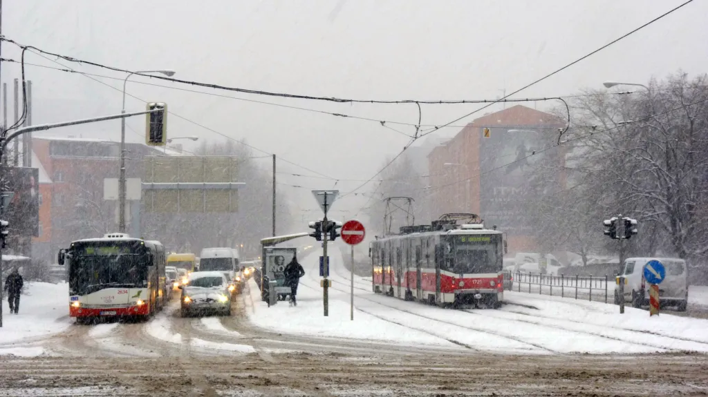 Brno chce zavést protismogové opatření. MHD zdarma