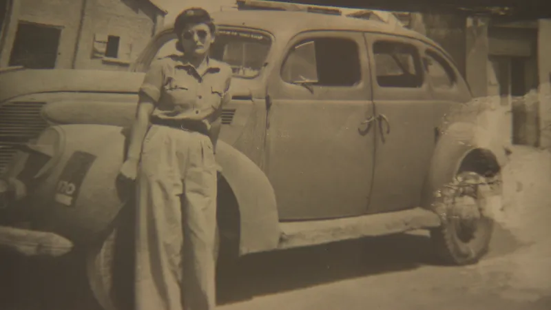 Jiřina Hrubanová ve službě u ATS u svého automobilu