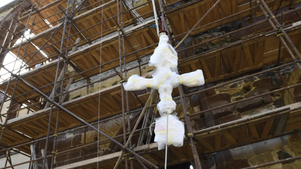 Zvedání pozlaceného kříže