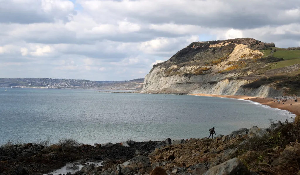 Britské pobřeží je oblíbenou destinací pro místní občany i turisty. Sesuvy tu ale kromě škod na přírodním dědictví mohou způsobit i materiální škody na lidském majetku