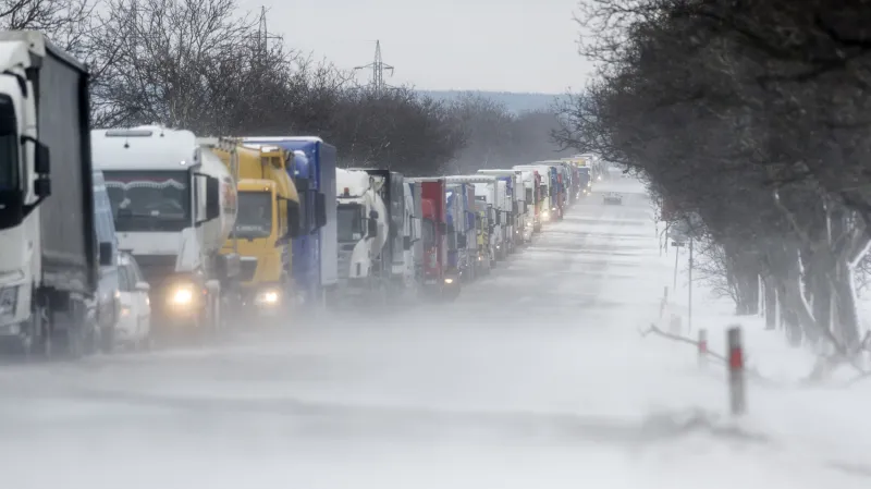 Mezi Hradcem Králové a Jičínem se u Všestar vytvořila dlouhá kolona