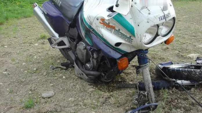 V neděli 27. dubna se srazil motocykl Yamaha s osobním autem Citroën Xsara na silnici mezi obcemi Lipovka a Solnice na Rychnovsku.