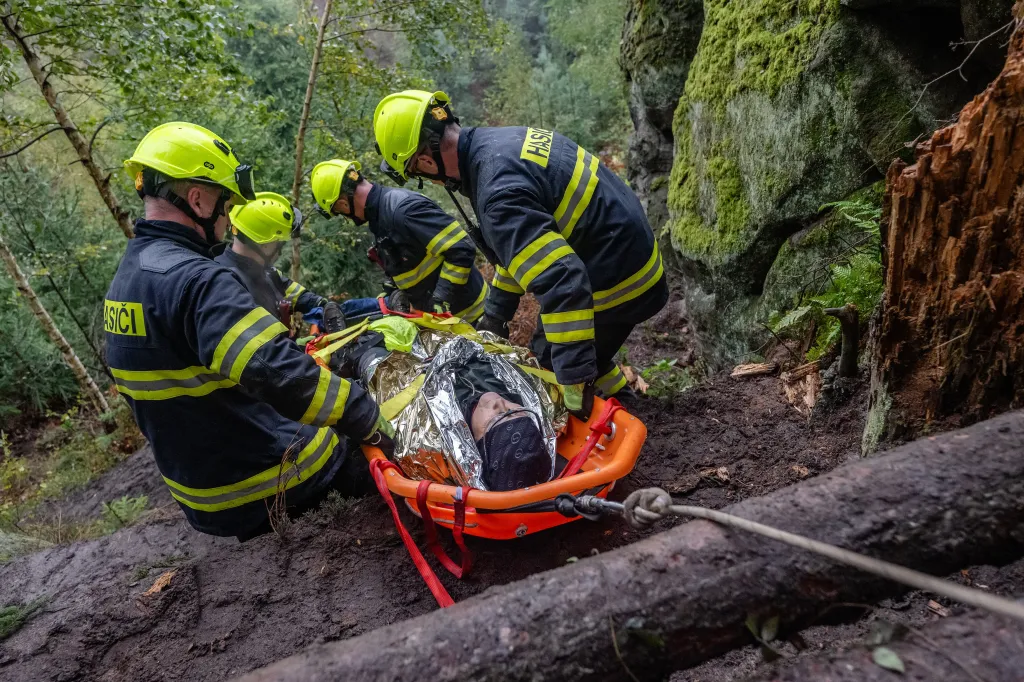 Taktické cvičení IZS Královéhradeckého kraje na Hakenově vyhlídce v Prachovských skalách