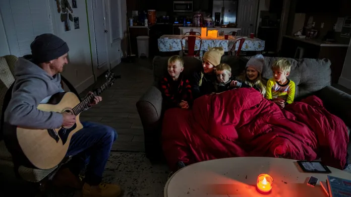 Brett Archibad se v mrazu a bez elektřiny snaží zabavit svou rodinu