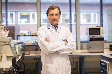 Vědec zavrhl kolektivní imunitu a testoval ve velkém. Sever Nizozemska má díky němu méně obětí než zbytek země