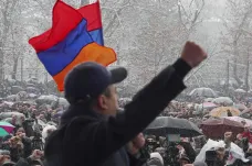Arménská armáda vyzvala vládu k rezignaci. Premiér odvolal velitele a varuje před pučem