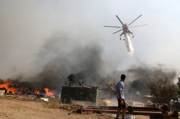Okolí Atén zachvátily lesní požáry. Řecká vláda evakuovala tisíce domácností