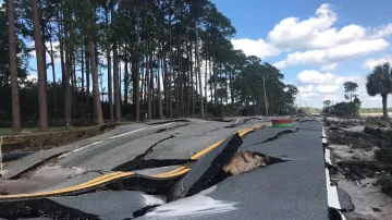 Zničená silnice v Carrabelle na Floridě