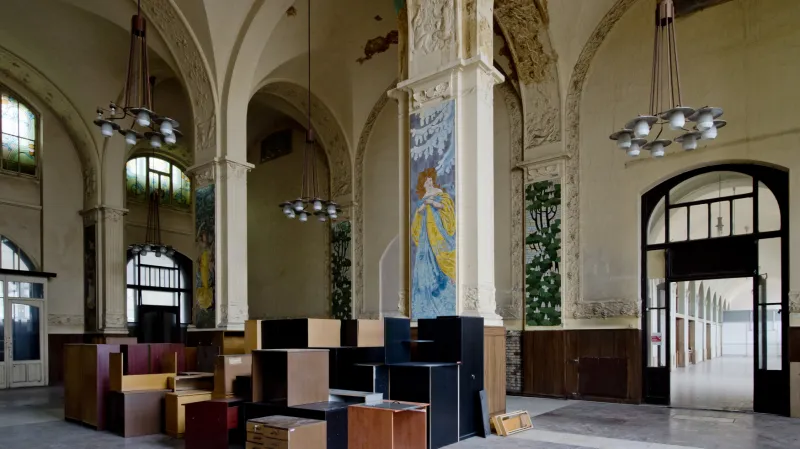 Zchátralé prostory severního křídla Fantovy budovy na hlavním nádraží