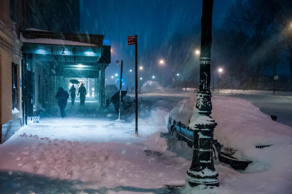 Javier Dominguez, New York v USA: Sněžení na 59. ulici

Během zimní bouře Jonas v lednu 2016 stále hustě sněžilo až do večera. Vanul silný vítr, který lidem foukal sníh do obličeje. Na West 59th Street poryvy větru hnaly sníh bokem. Pouliční lampy poskytovaly právě dostatek světla, aby bylo možné pořídit tuto fotografii lidí, kteří statečně čelili bouři. Od té doby New York City nezažil tak intenzivní zimní bouři